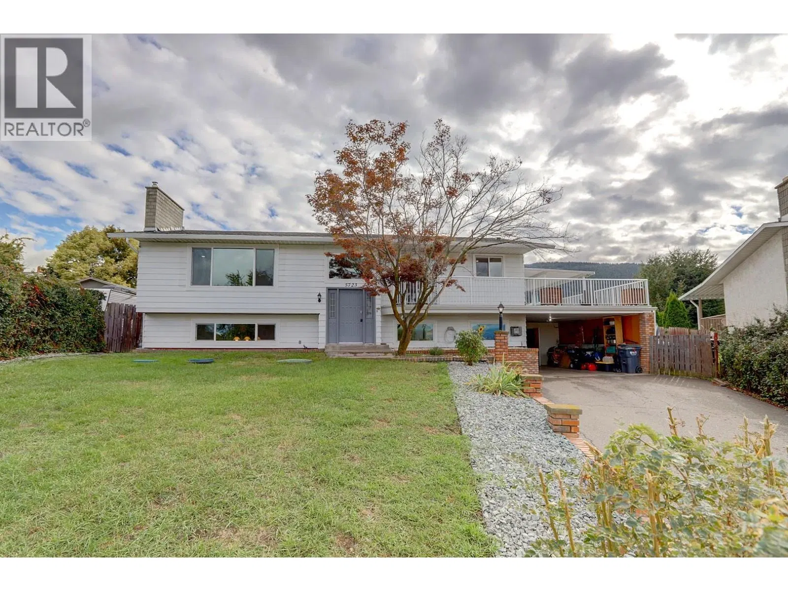 Photo 2 of 80 at 5723 Richards Crescent
