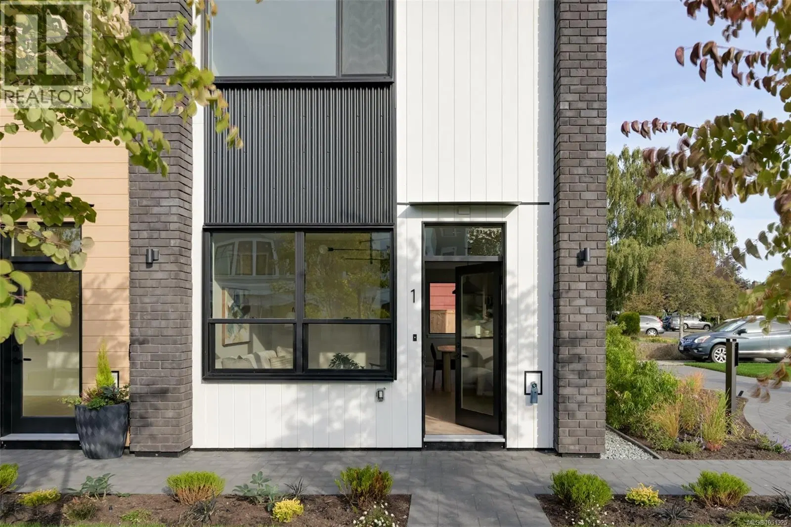 Photo 3 of 71 at #1 – 2100 Allenby Street