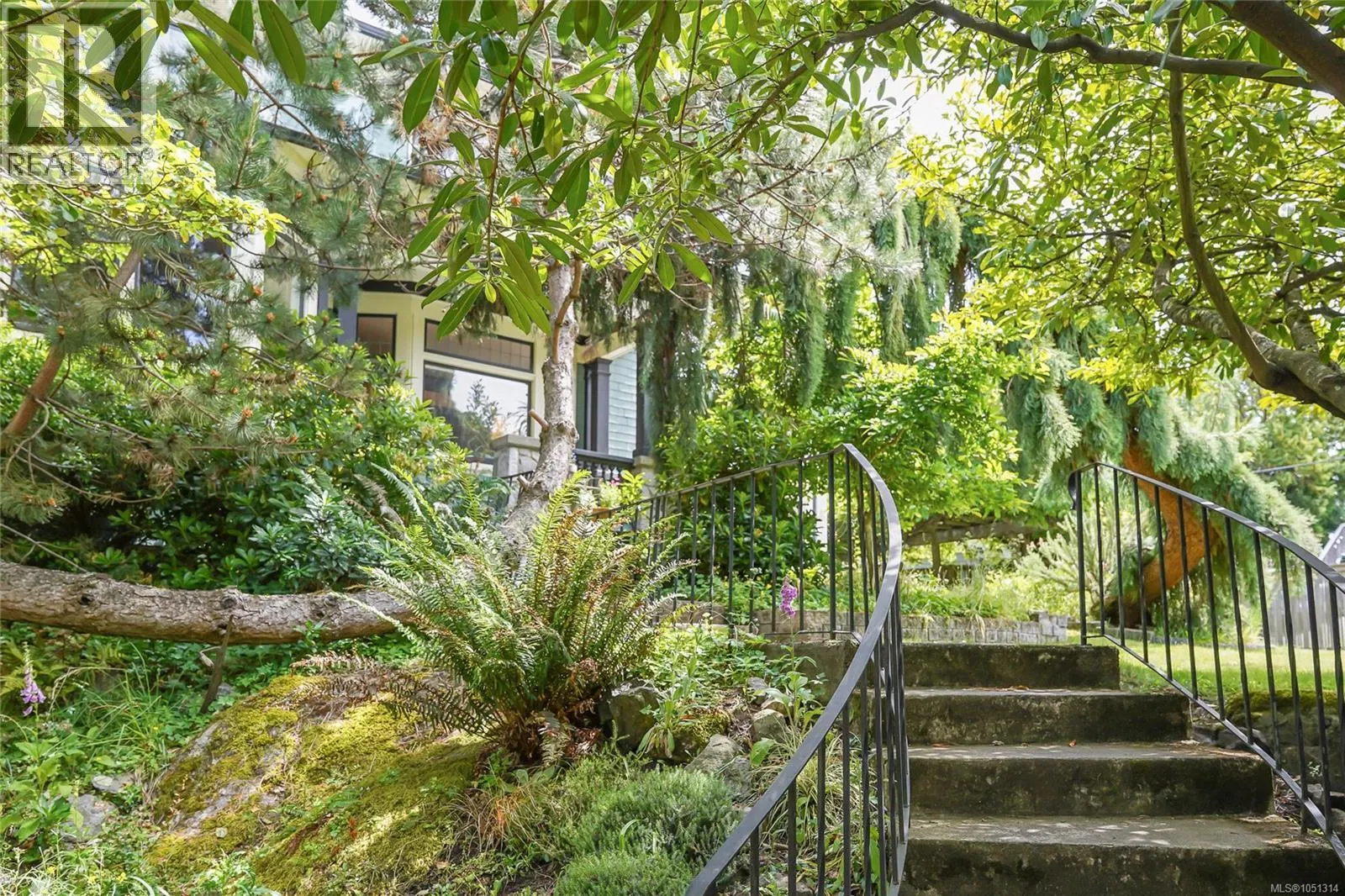 Photo 4 of 69 at 1377 Rockland Avenue