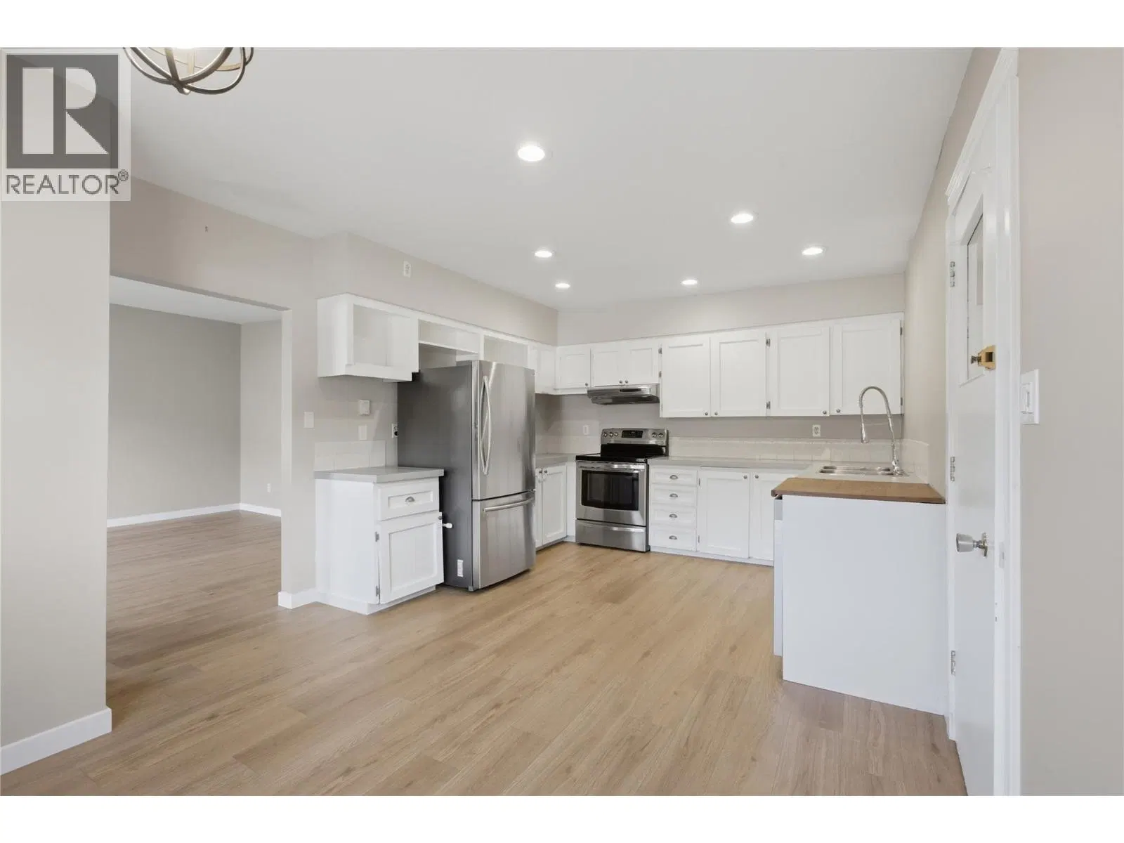 Photo 3 of 43 at 2231/2233 Valleyview Drive