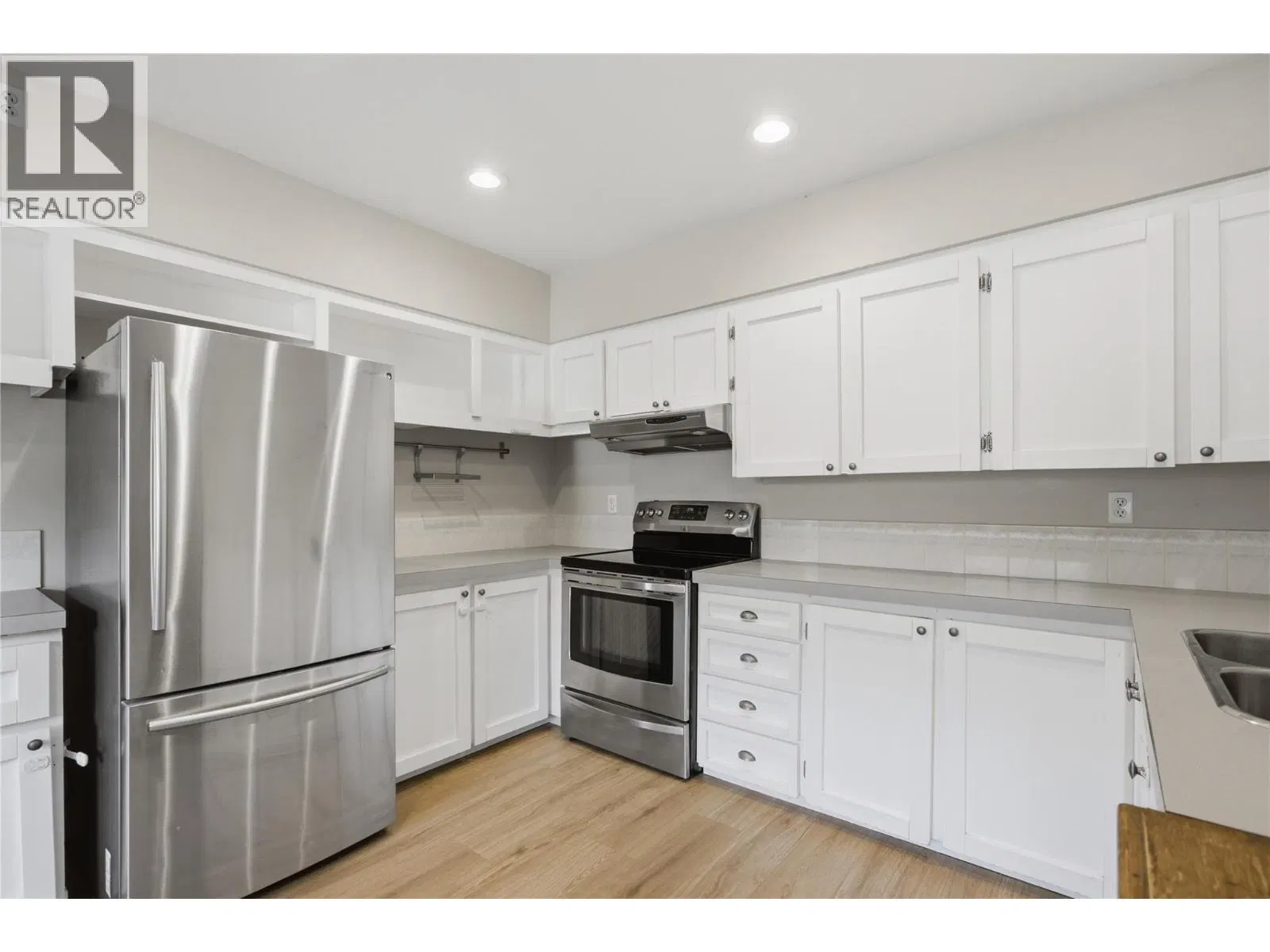 Photo 4 of 43 at 2231/2233 Valleyview Drive