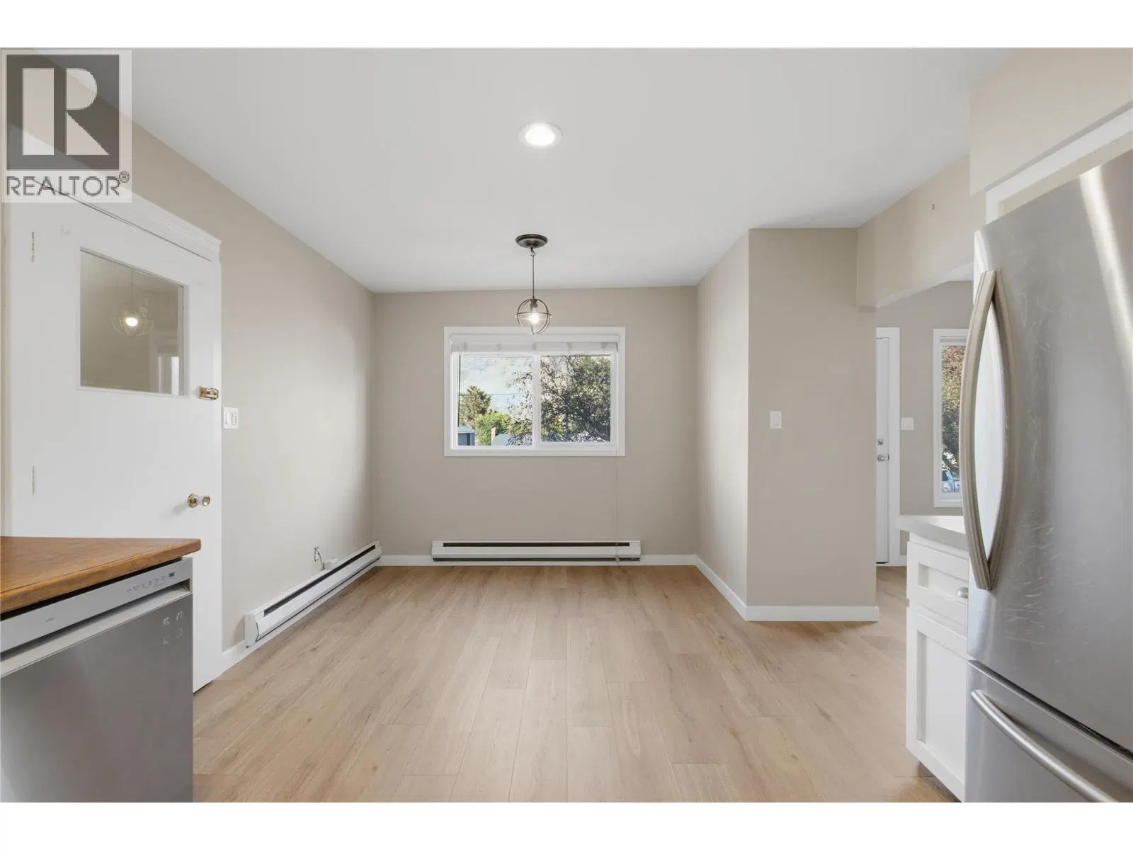 Photo 5 of 43 at 2231/2233 Valleyview Drive