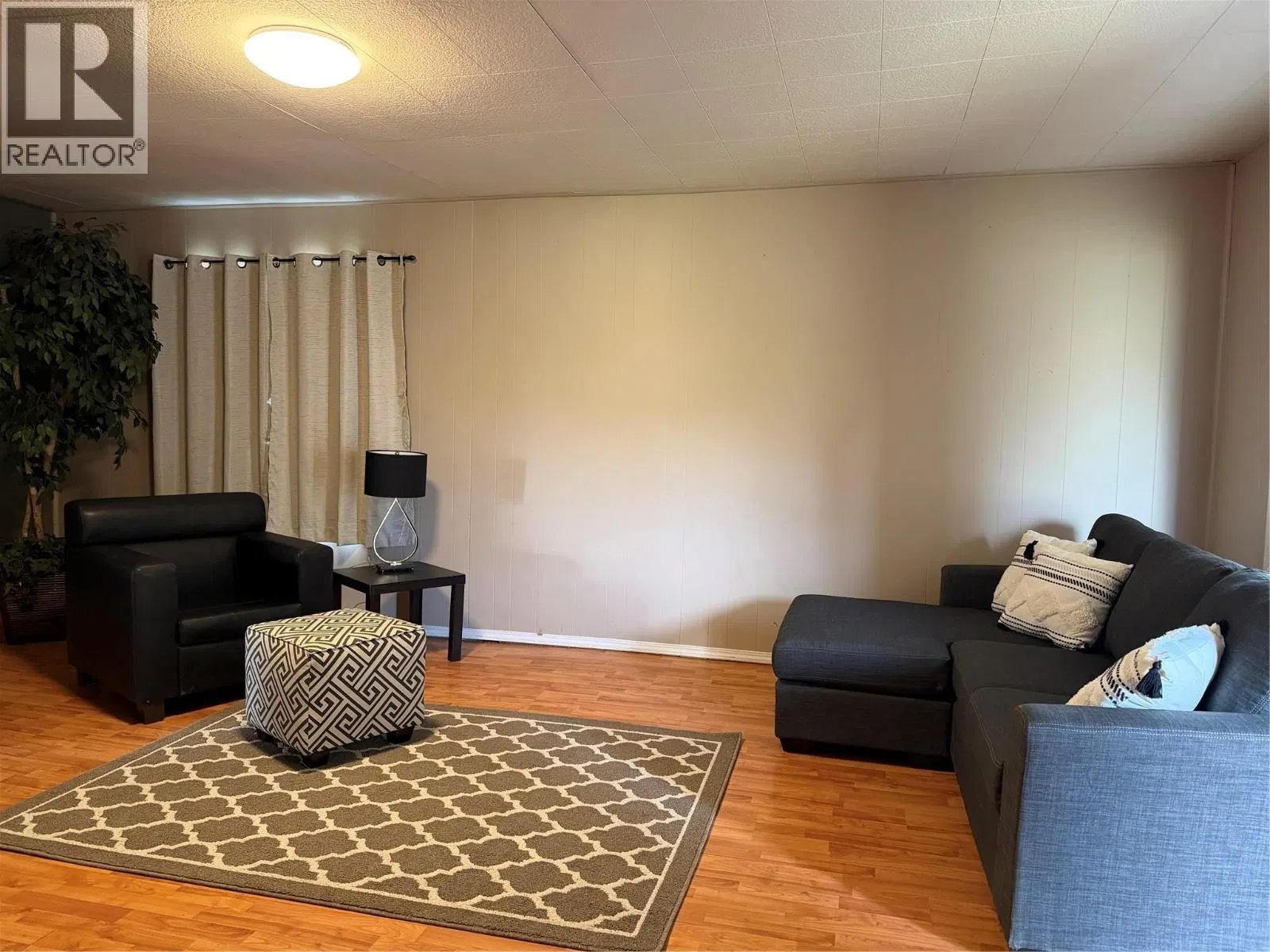 Photo 3 of 15 at 1009 95 Avenue