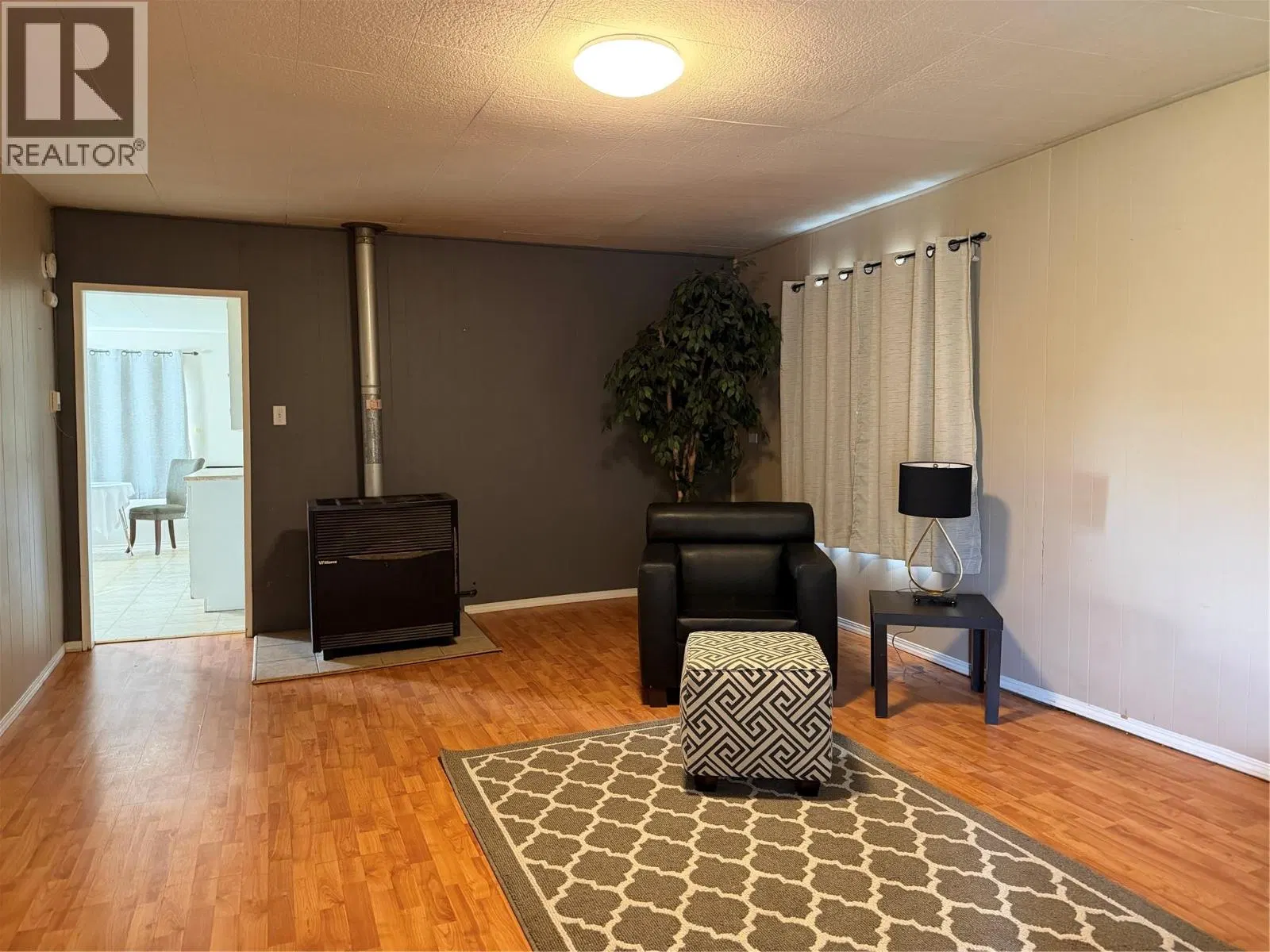 Photo 4 of 15 at 1009 95 Avenue