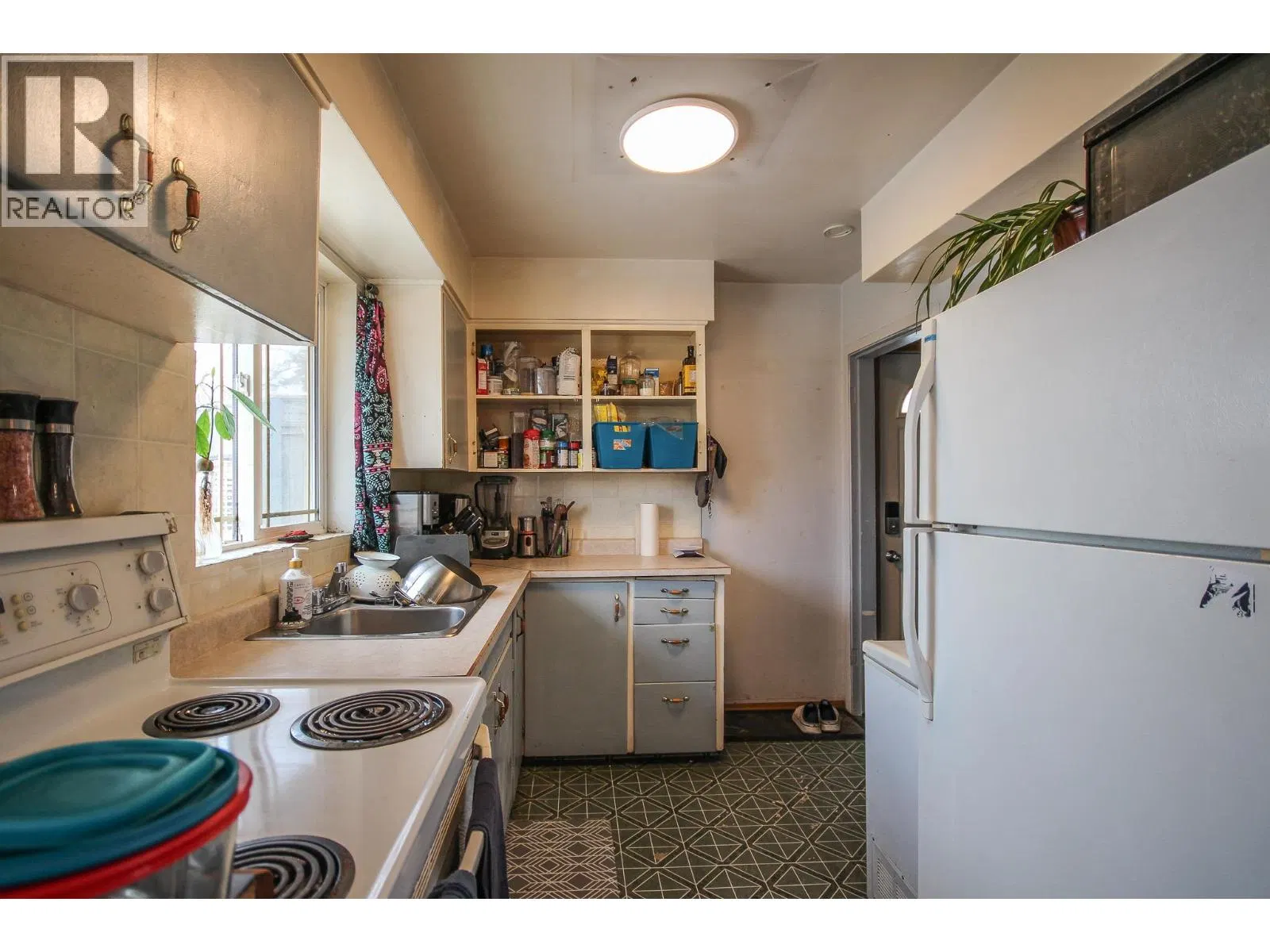 Photo 2 of 14 at 1621 95 Avenue