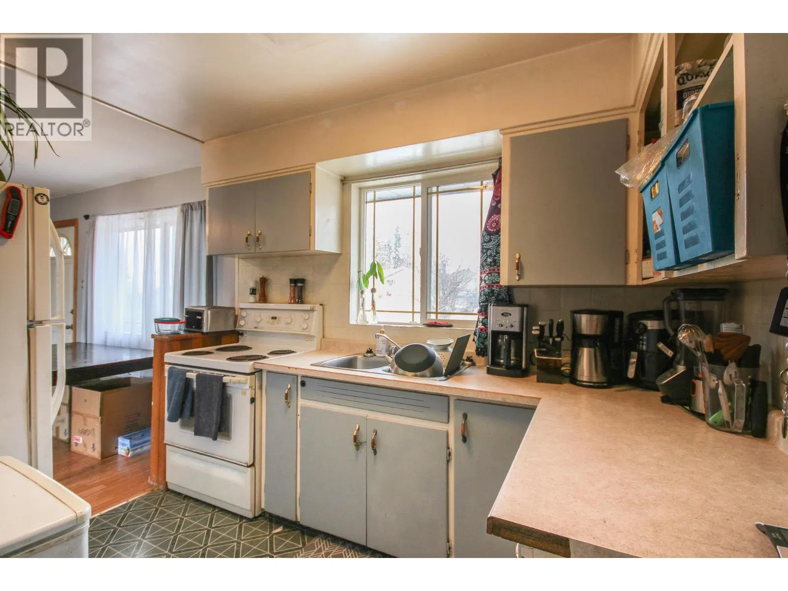 Photo 3 of 14 at 1621 95 Avenue