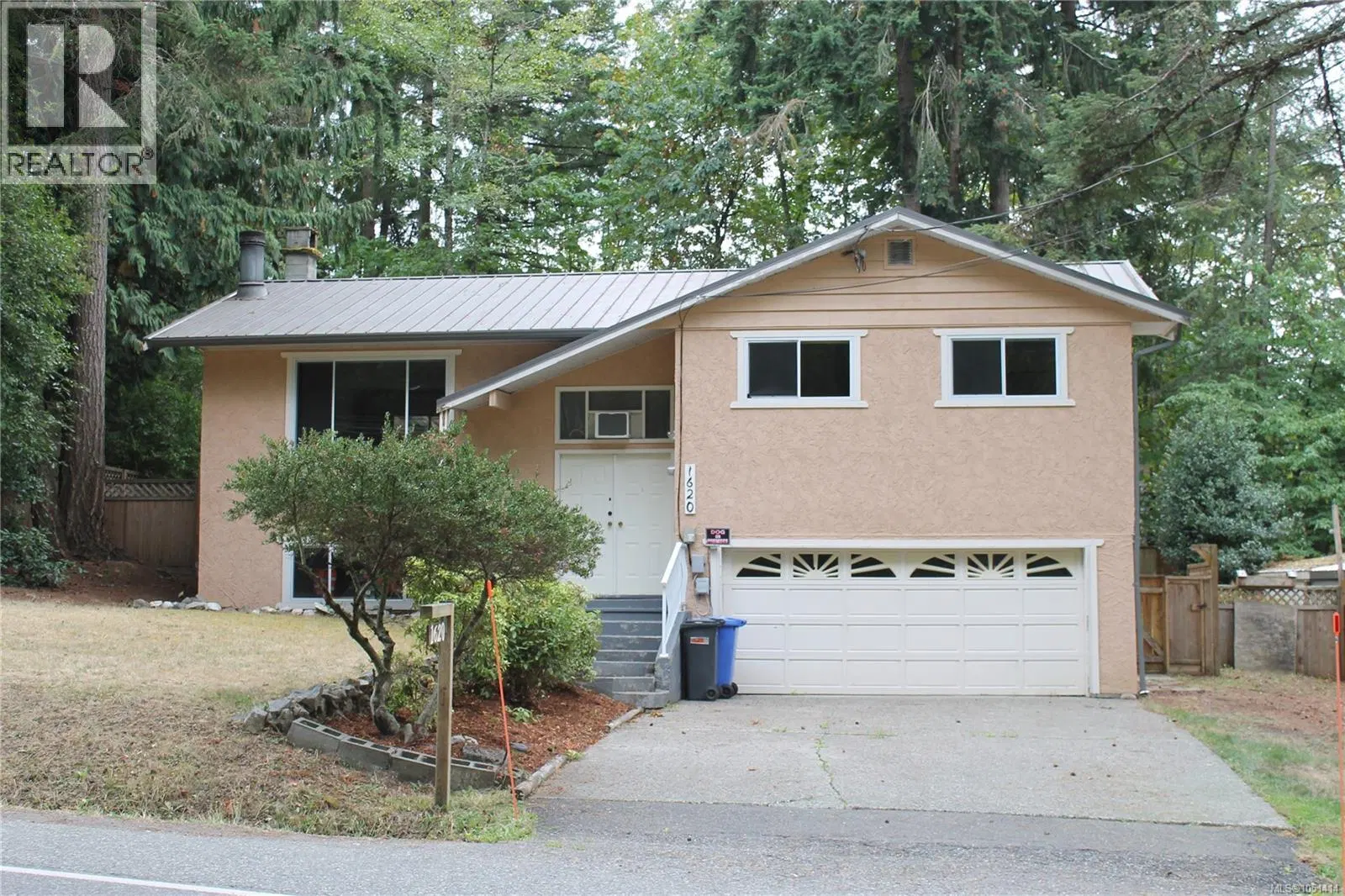 Photo 2 of 27 at 1620 Cowichan Bay Road
