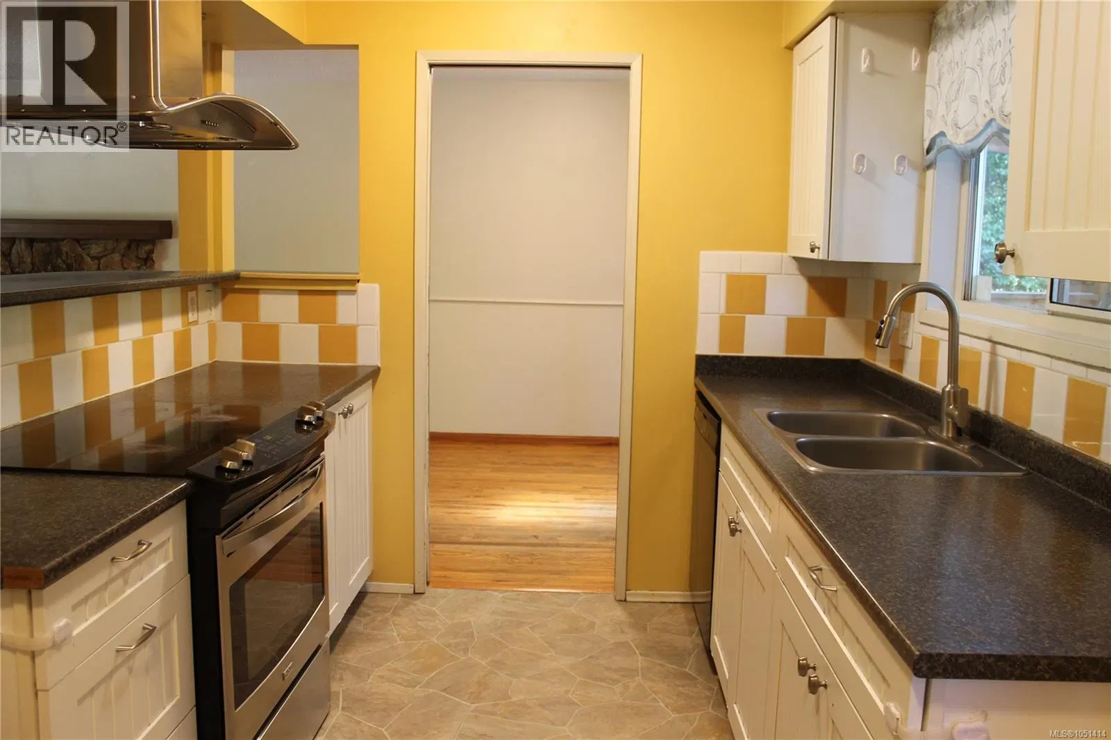 Photo 5 of 27 at 1620 Cowichan Bay Road