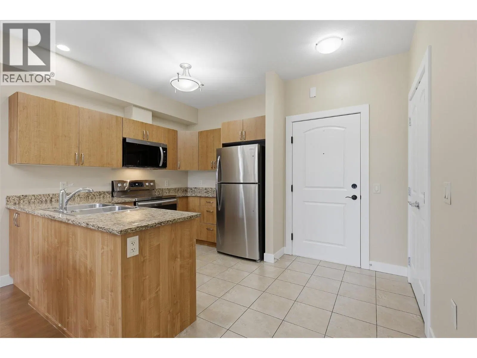Photo 3 of 44 at #301 – 760 MAYFAIR Street