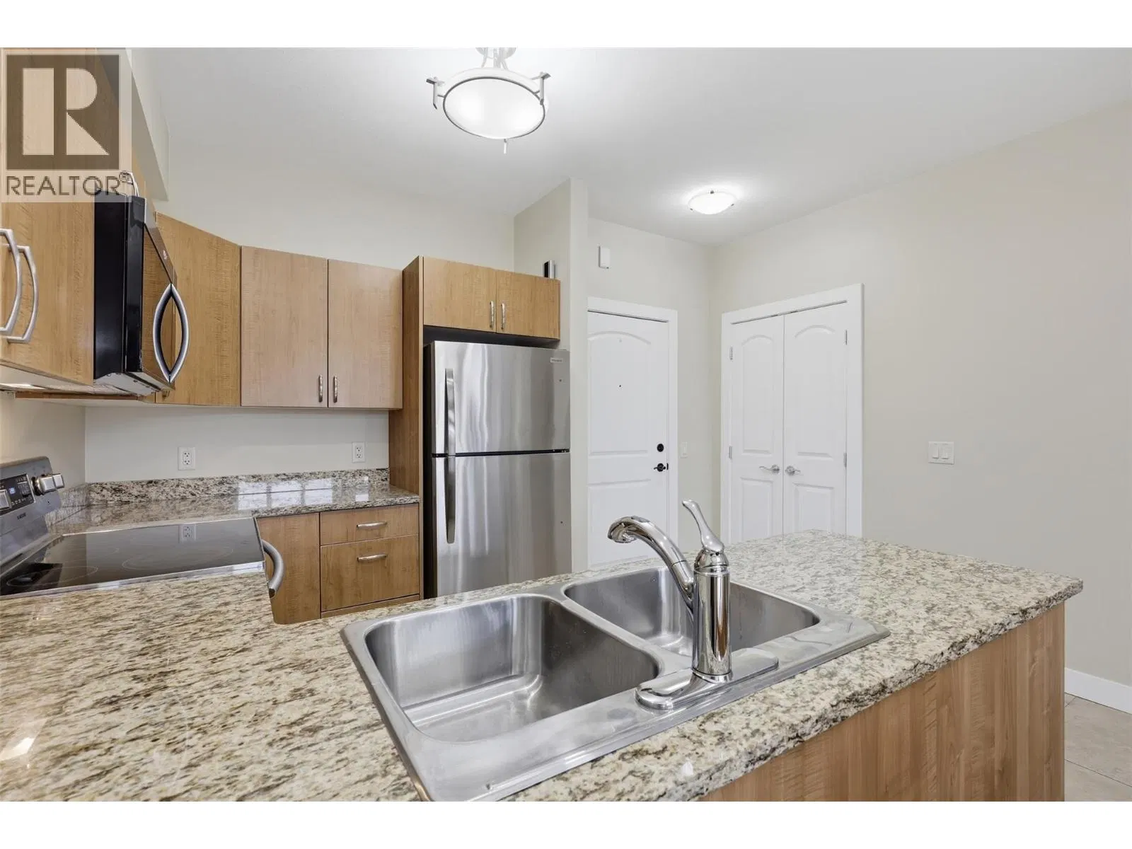Photo 4 of 44 at #301 – 760 MAYFAIR Street