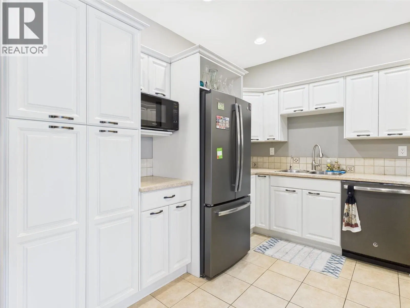 Photo 5 of 39 at #108 – 15 Solana Key Court