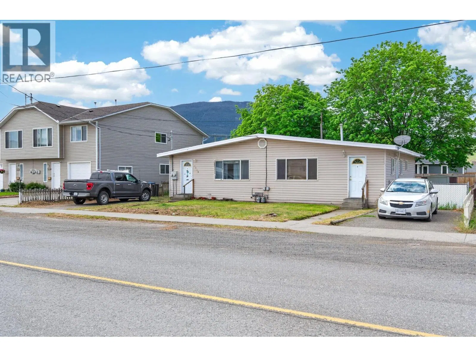 Photo 2 of 9 at 2638 Clapperton Avenue