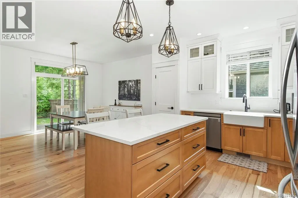 Photo 4 of 39 at 782 Salal Street