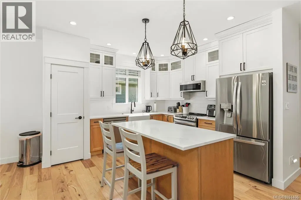Photo 5 of 39 at 782 Salal Street