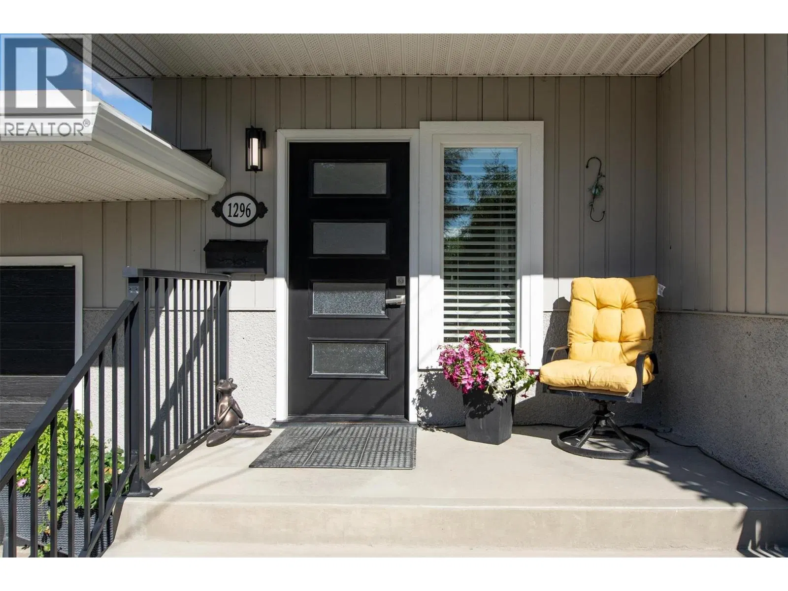 Photo 5 of 53 at 1296 Kelglen Crescent