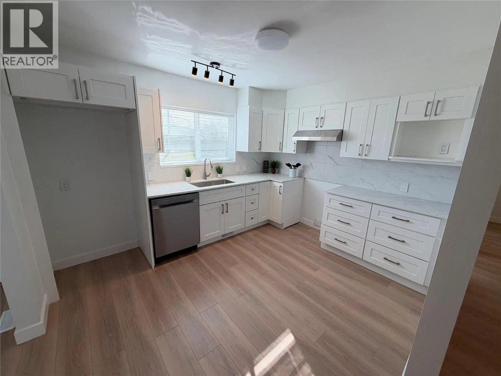 Photo 5 of 11 at 1217 114 Avenue