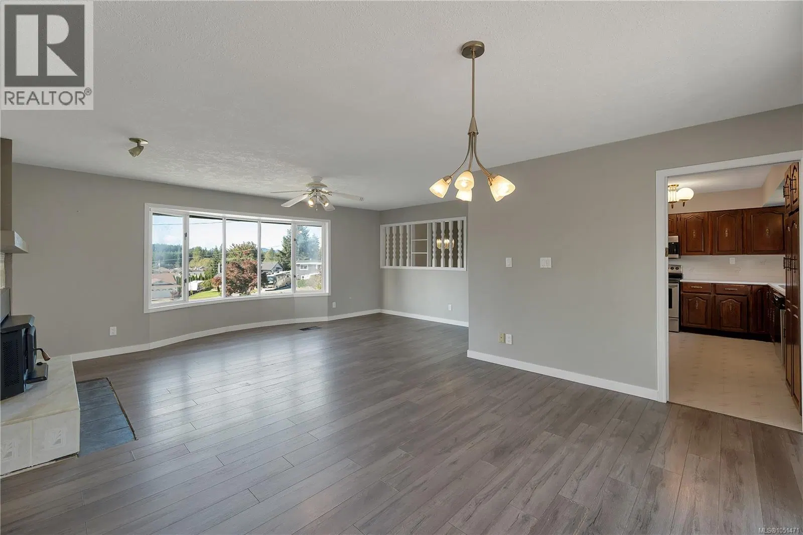 Photo 3 of 58 at 531 Savary Crescent