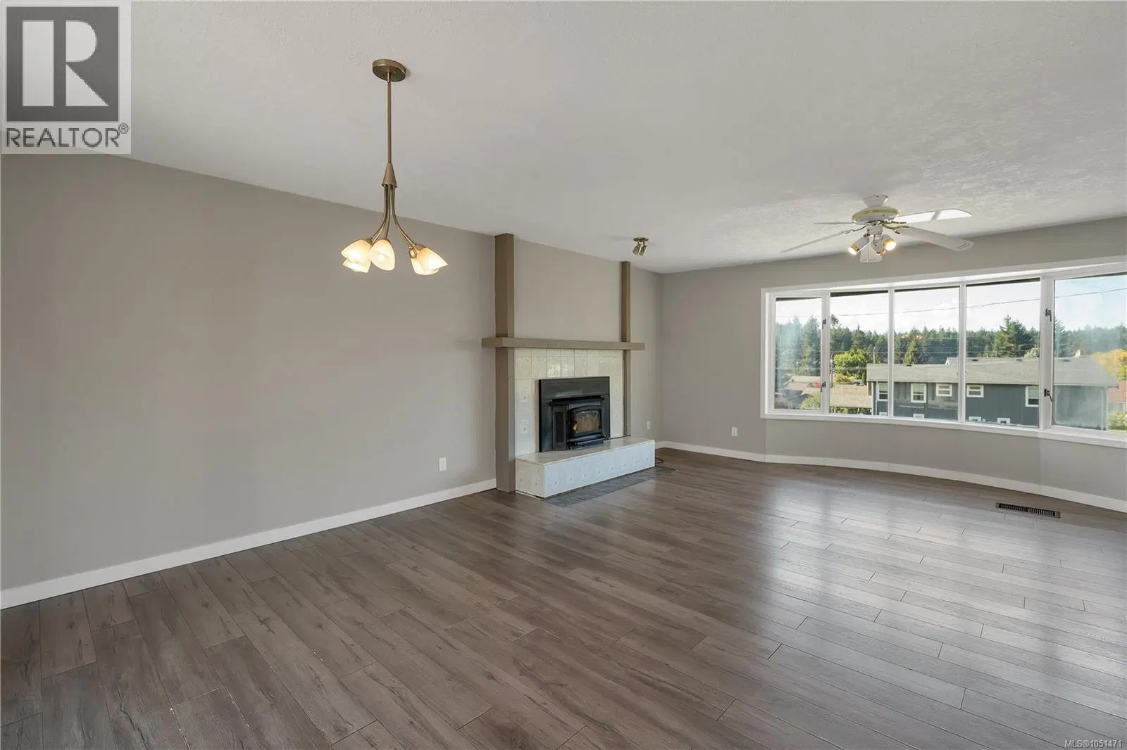 Photo 5 of 58 at 531 Savary Crescent
