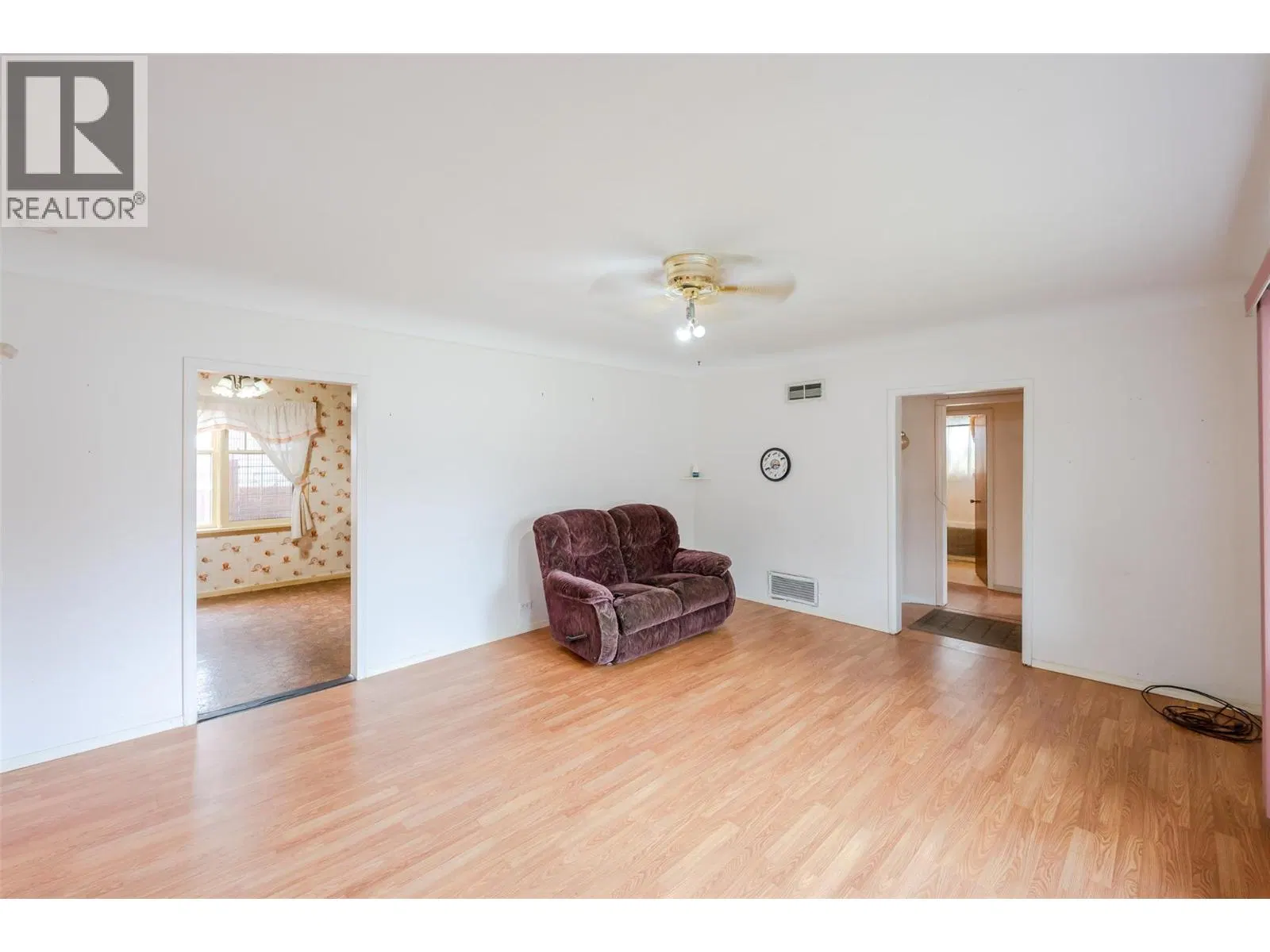 Photo 3 of 27 at 395 Edmonton Avenue