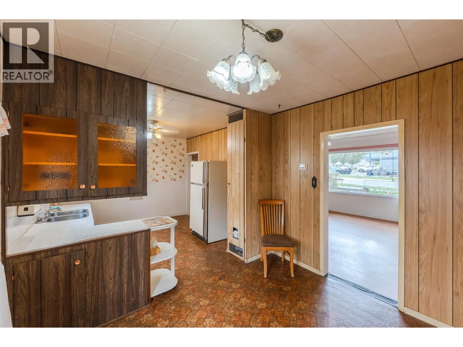 Photo 5 of 27 at 395 Edmonton Avenue