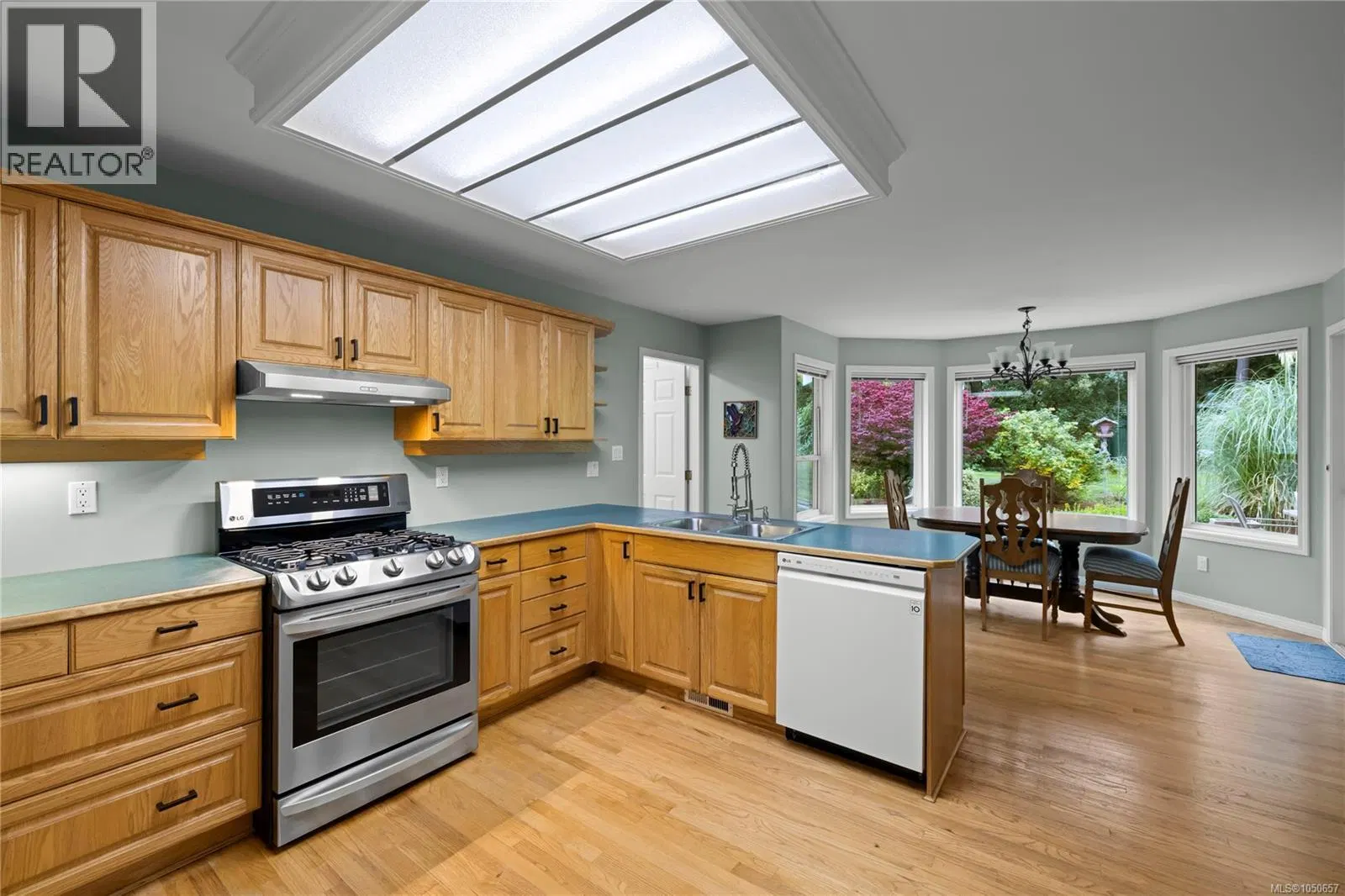 Photo 3 of 65 at 1730 Sangster Crescent