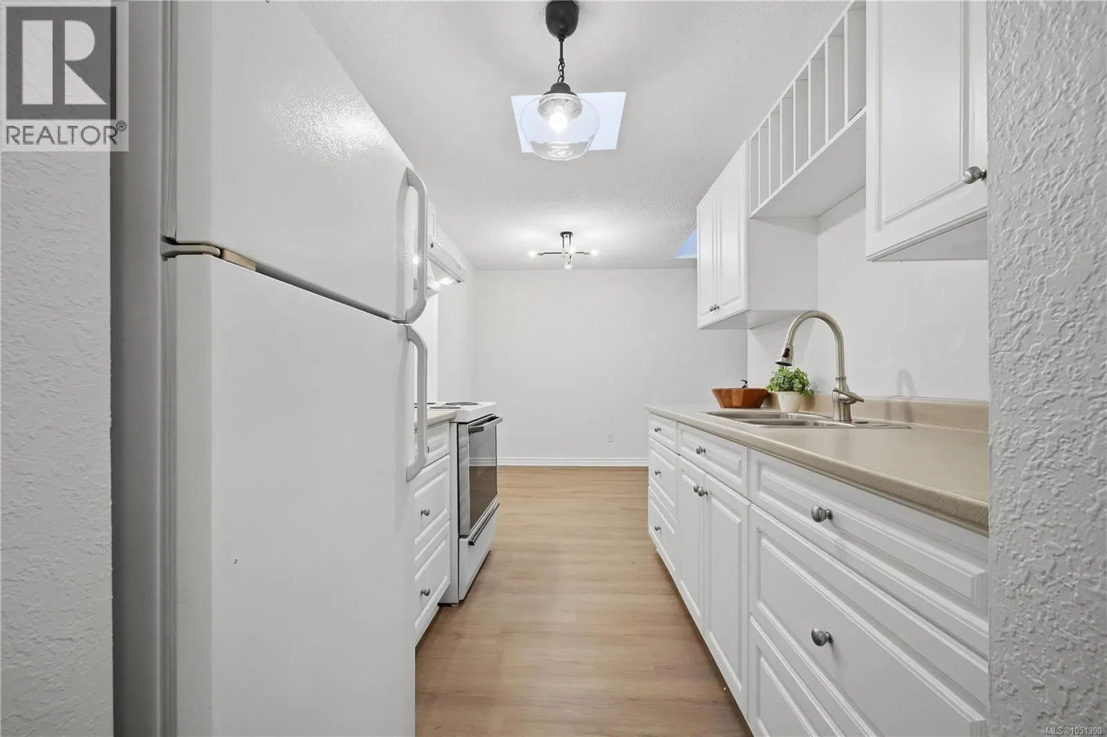 Photo 2 of 33 at #411 – 909 Pembroke Street