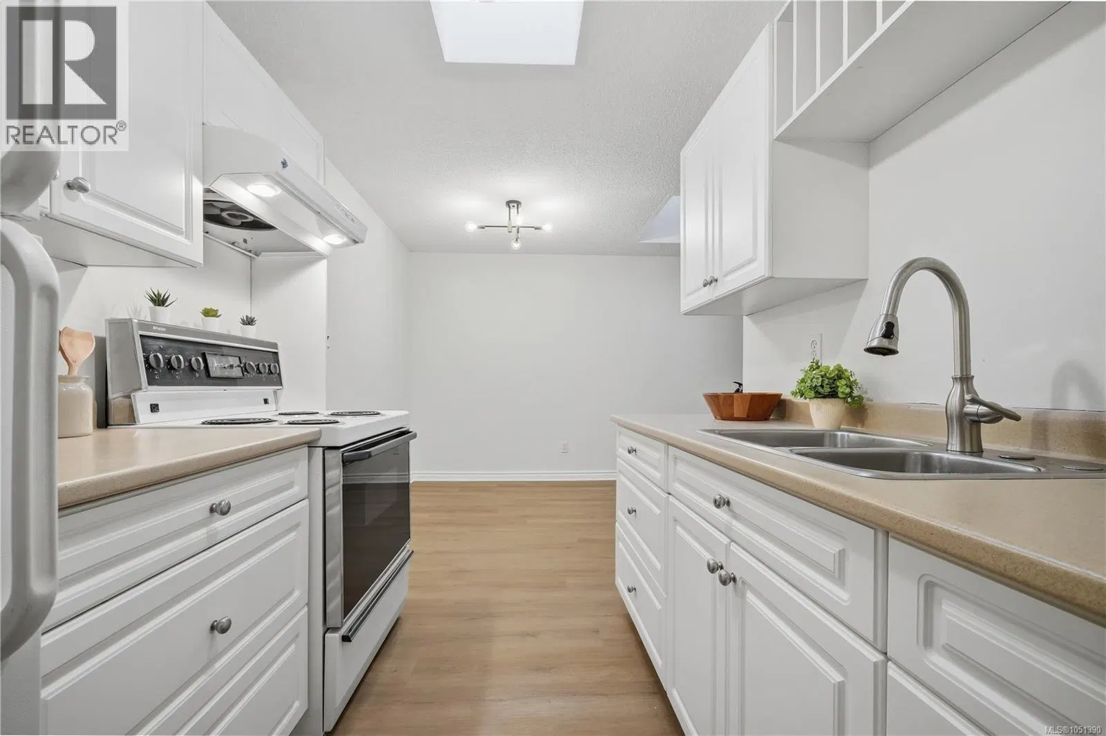 Photo 3 of 33 at #411 – 909 Pembroke Street