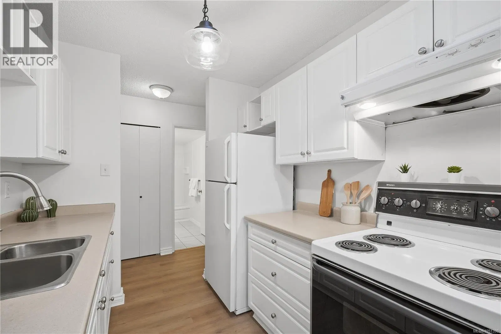 Photo 4 of 33 at #411 – 909 Pembroke Street