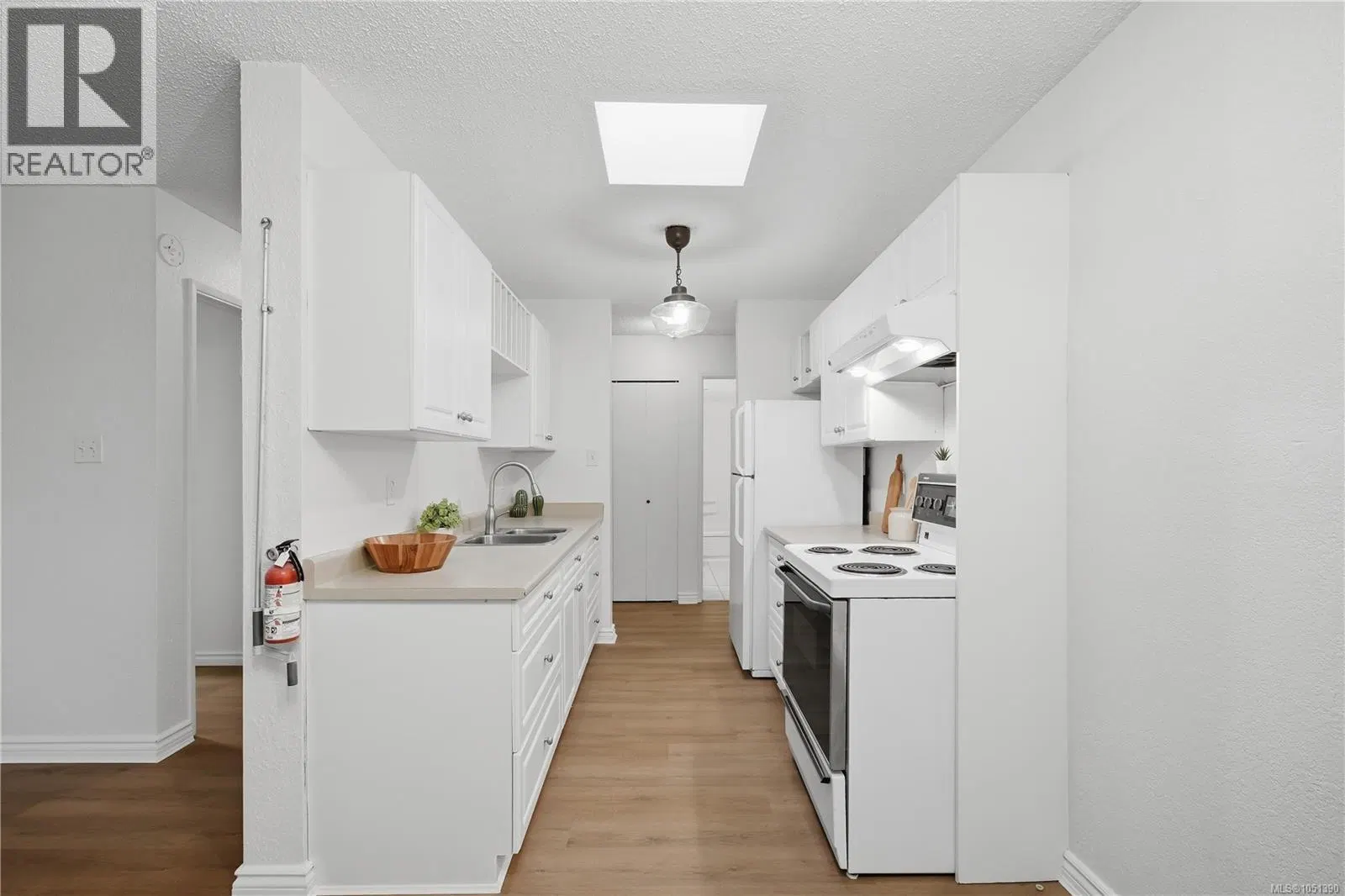 Photo 5 of 33 at #411 – 909 Pembroke Street