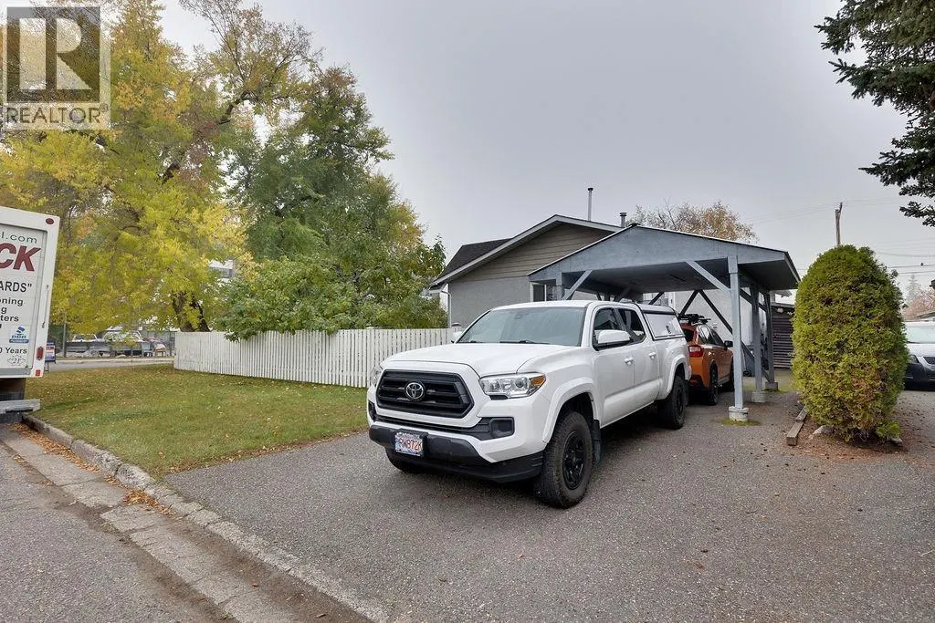 Photo 3 of 26 at 2108 6TH Avenue
