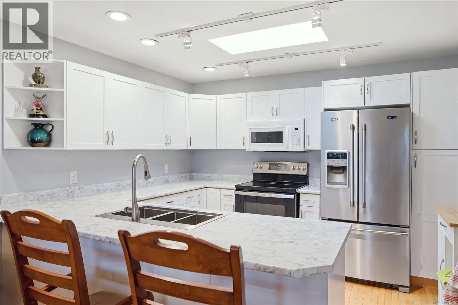 Photo 4 of 28 at 3948 Valewood Drive