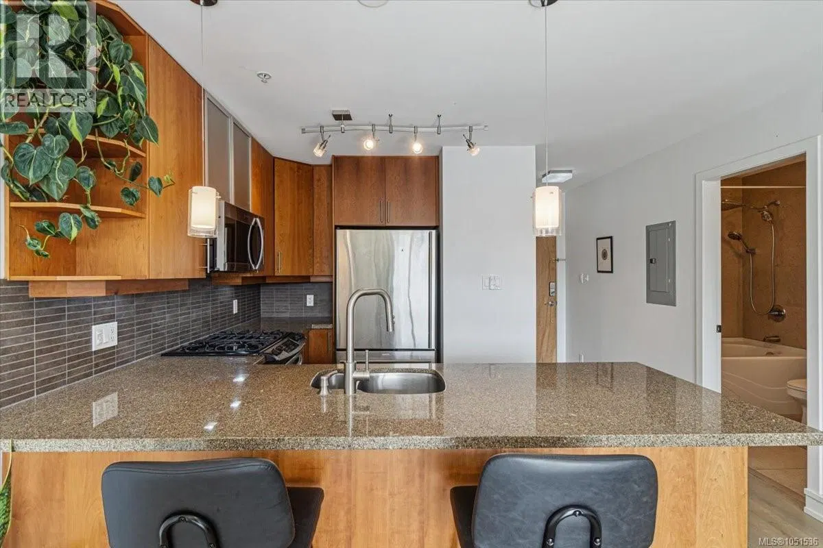 Photo 2 of 38 at #606 – 194 Beachside Drive
