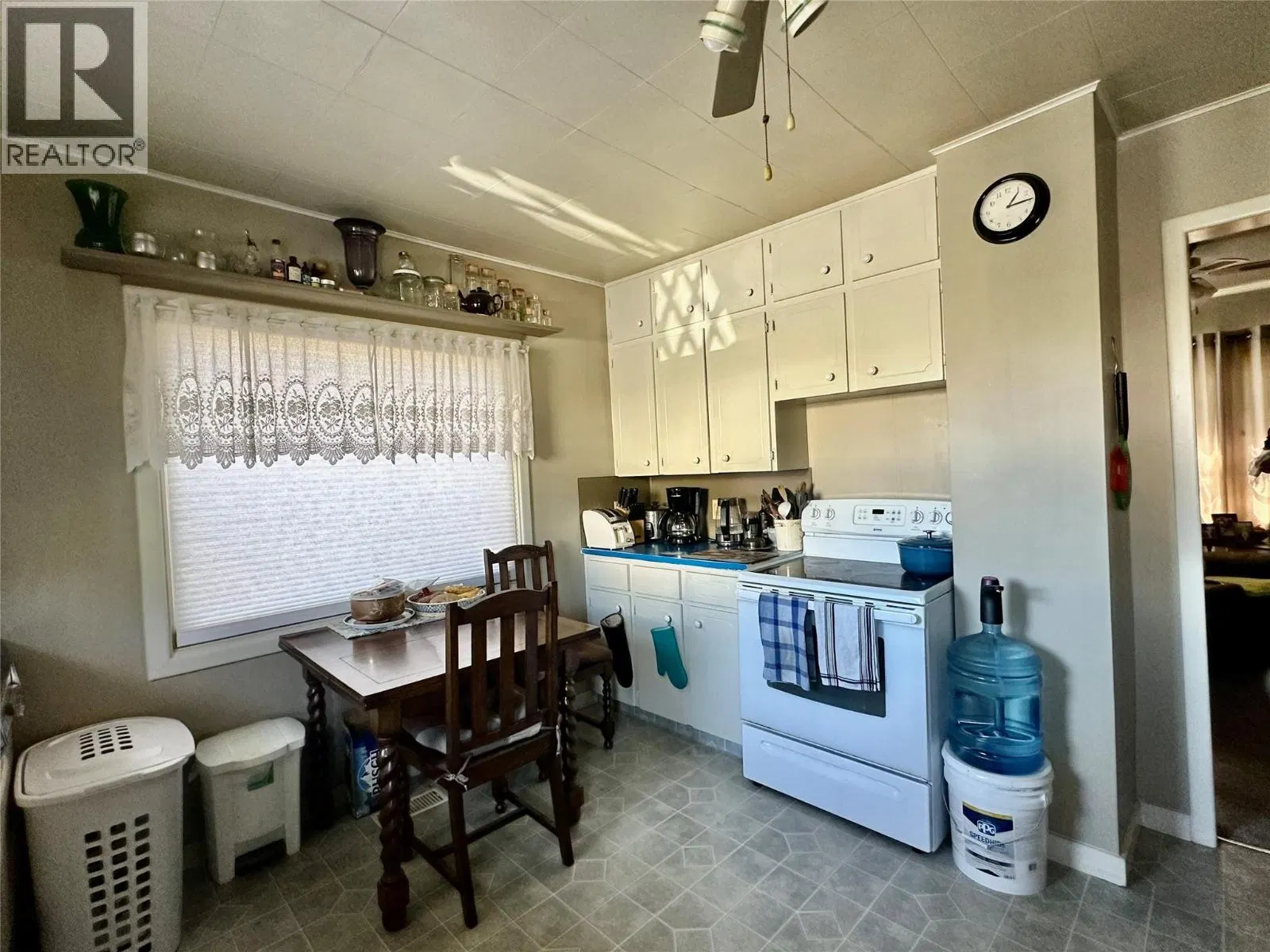 Photo 5 of 21 at 5952 Okanagan Street