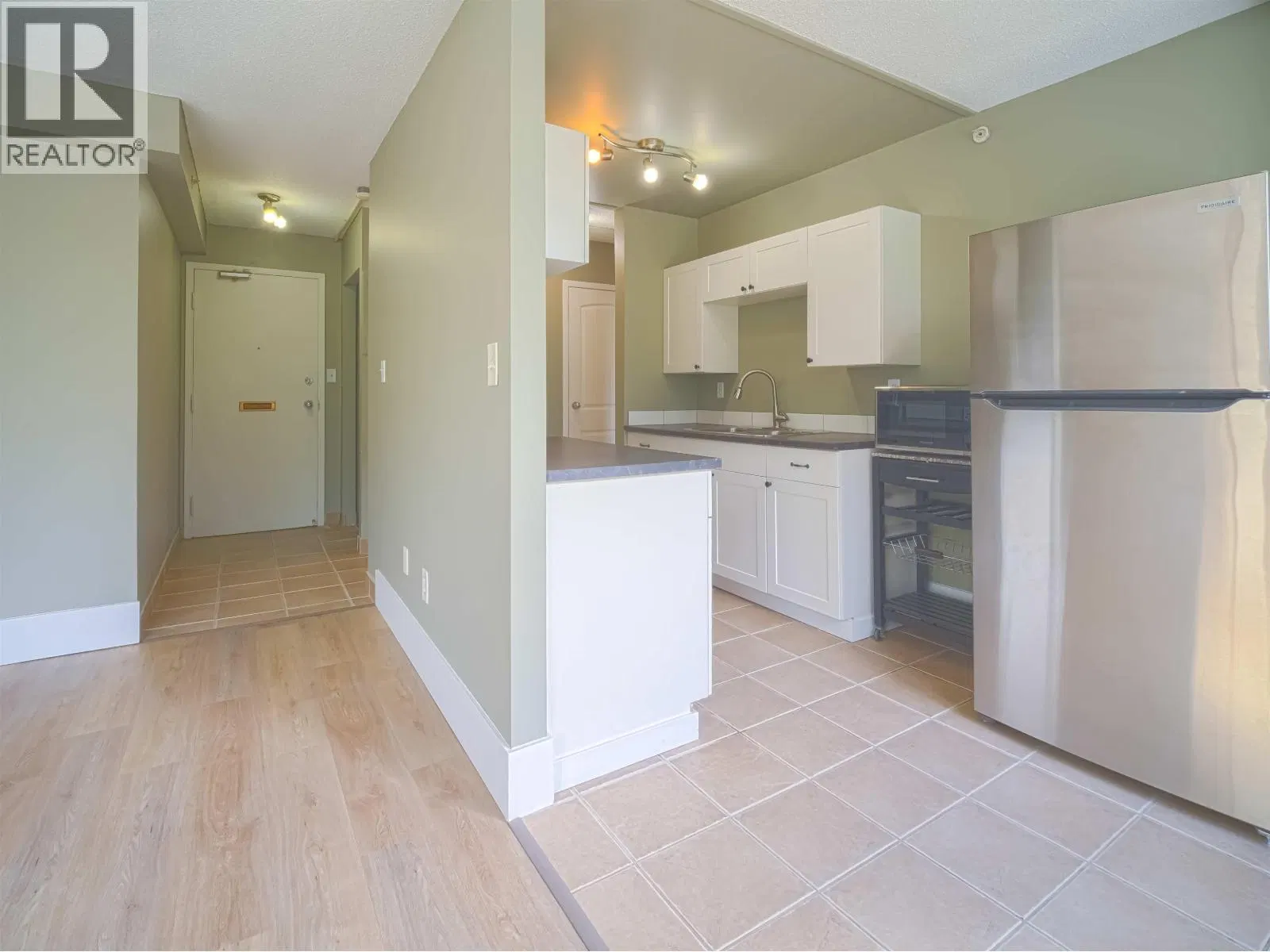 Photo 3 of 21 at #406 – 1501 QUEENSWAY Street