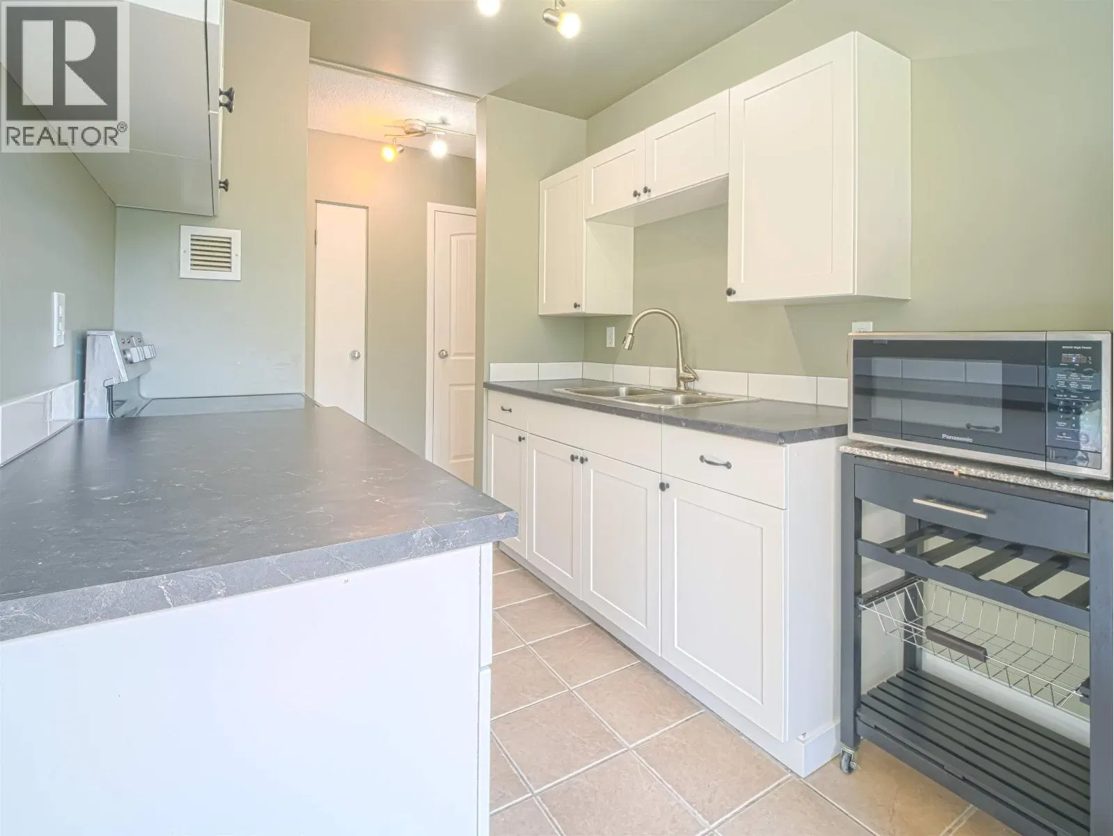 Photo 4 of 21 at #406 – 1501 QUEENSWAY Street