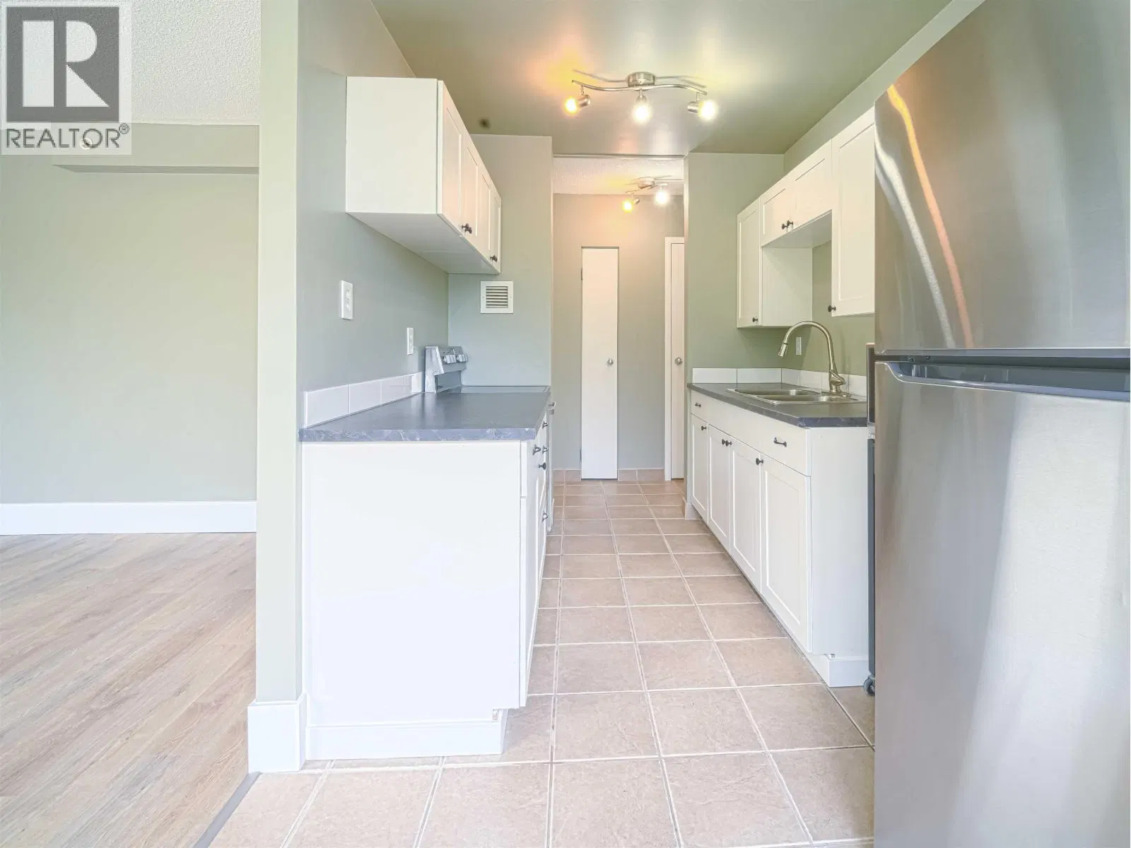 Photo 5 of 21 at #406 – 1501 QUEENSWAY Street