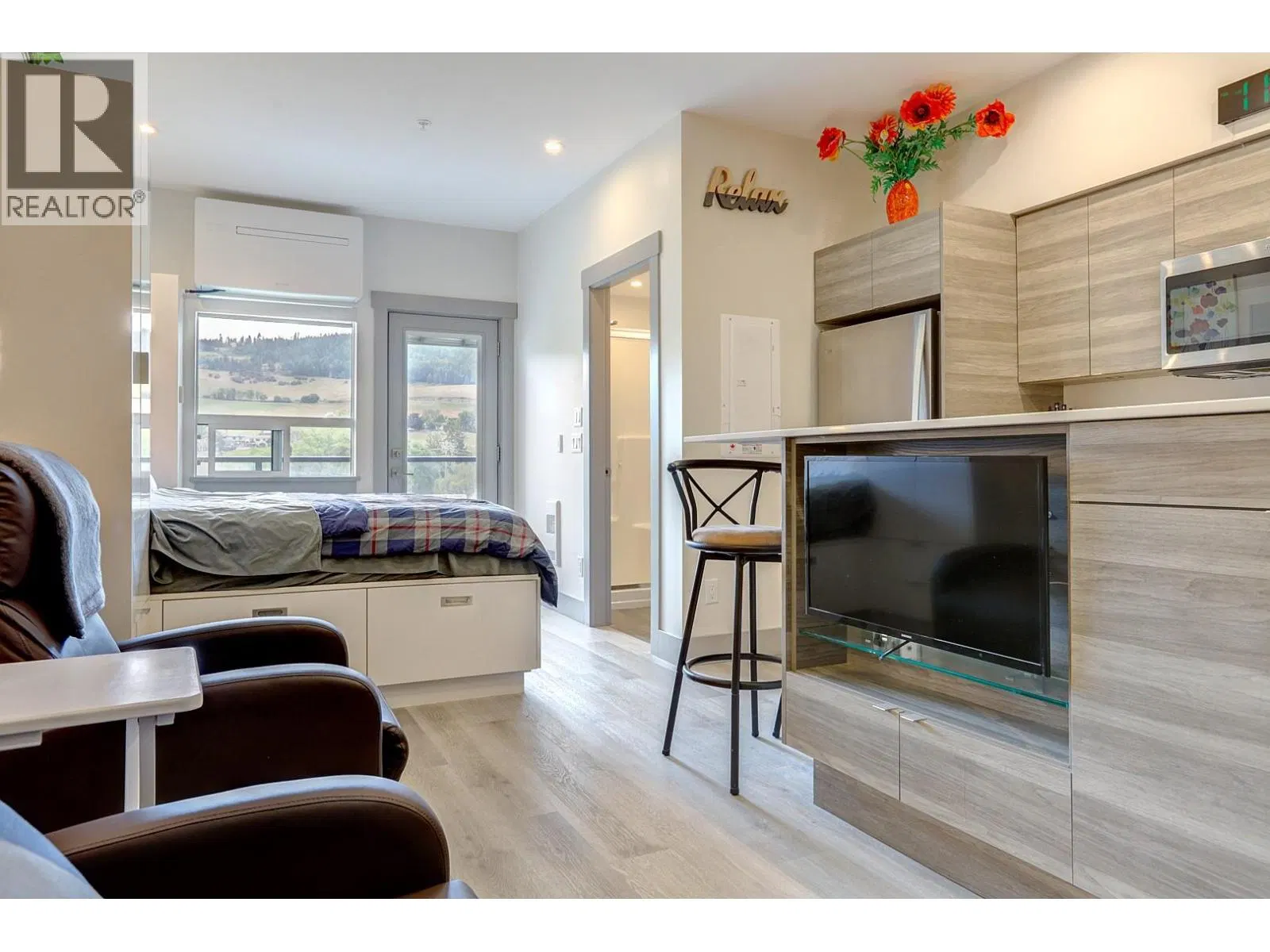 Photo 5 of 52 at #419 – 2555 Lakeshore Road