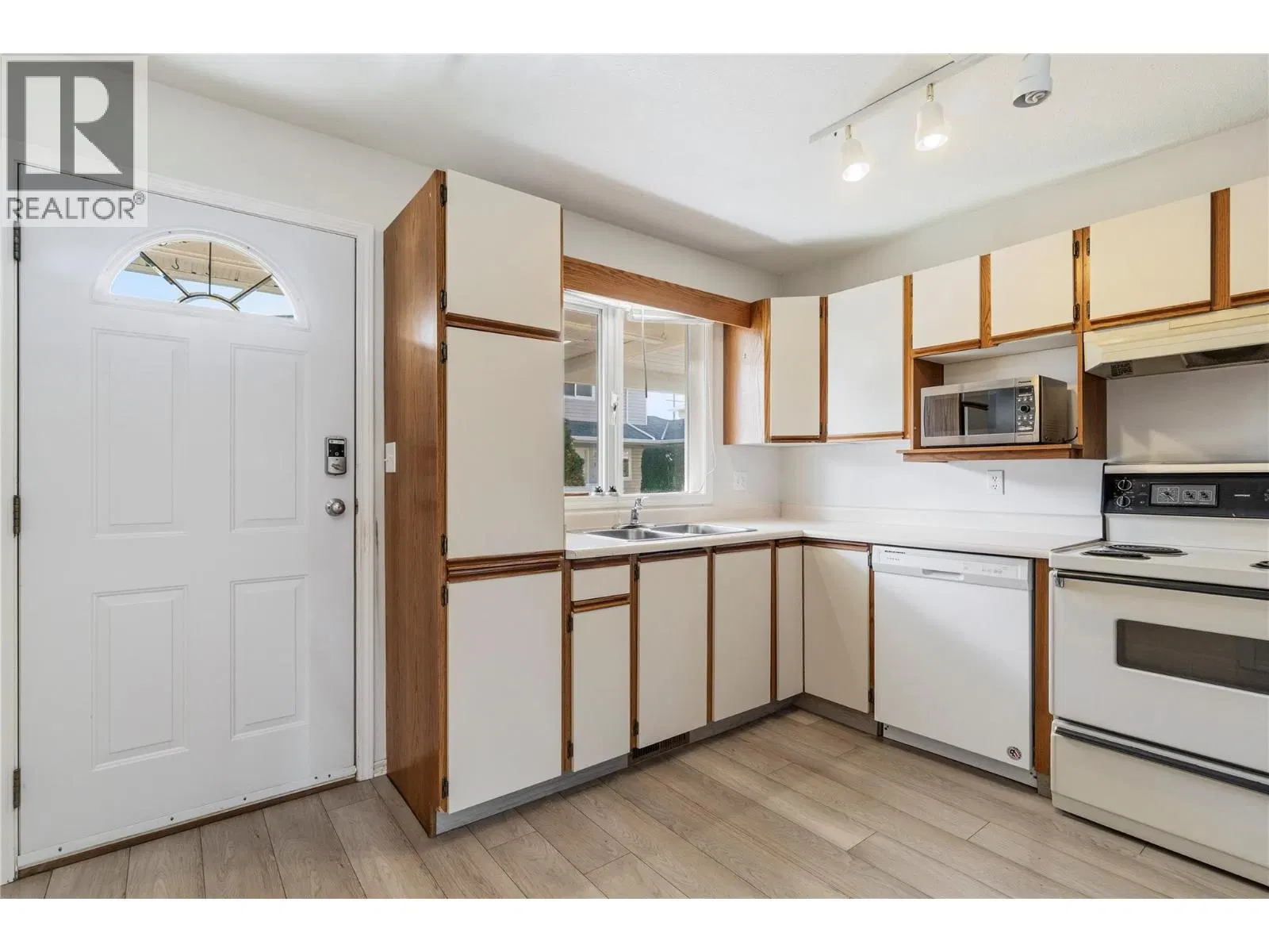 Photo 4 of 36 at #6 – 600 10 Street