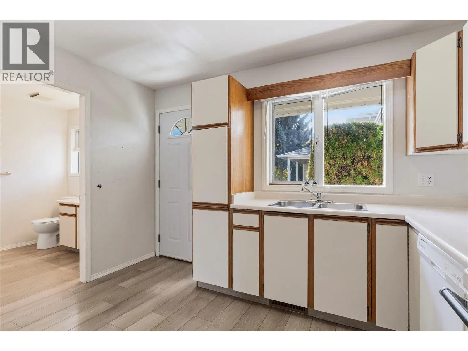 Photo 5 of 36 at #6 – 600 10 Street