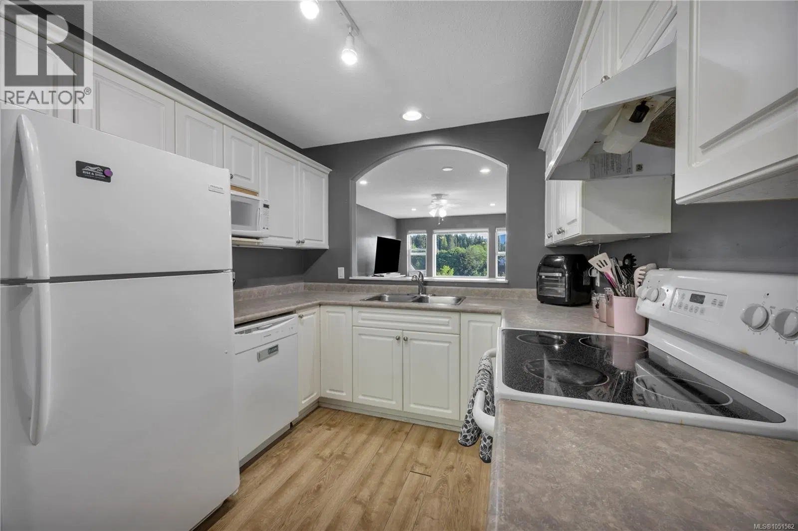 Photo 3 of 23 at 4780 Fairbrook Crescent