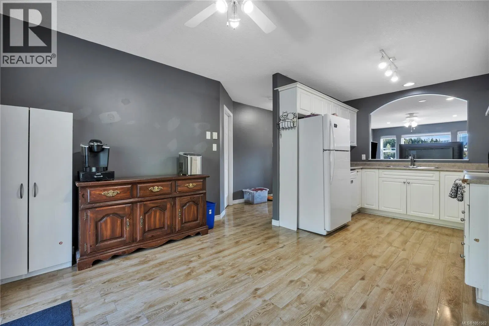 Photo 4 of 23 at 4780 Fairbrook Crescent