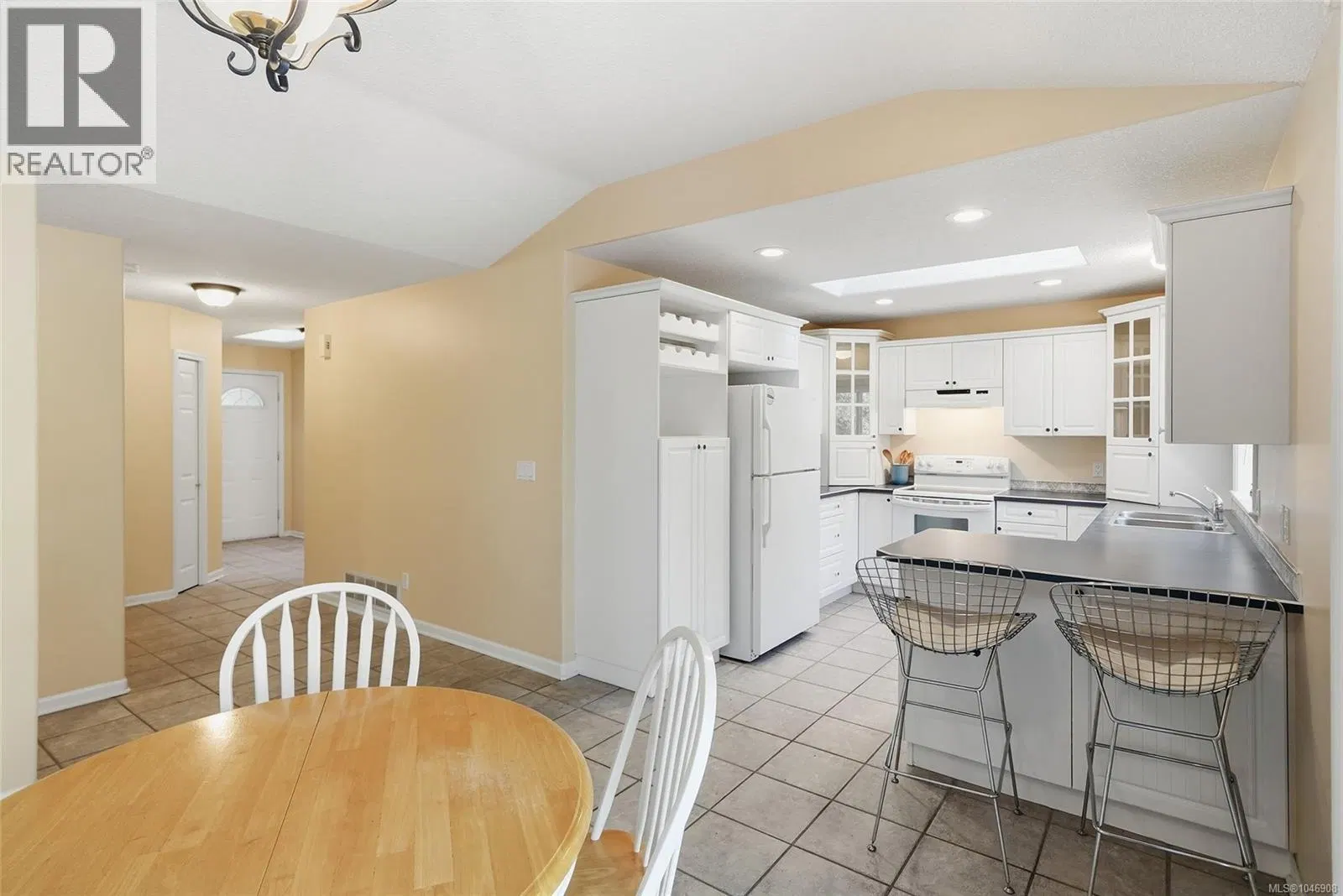 Photo 4 of 49 at 821 Shorewood Drive