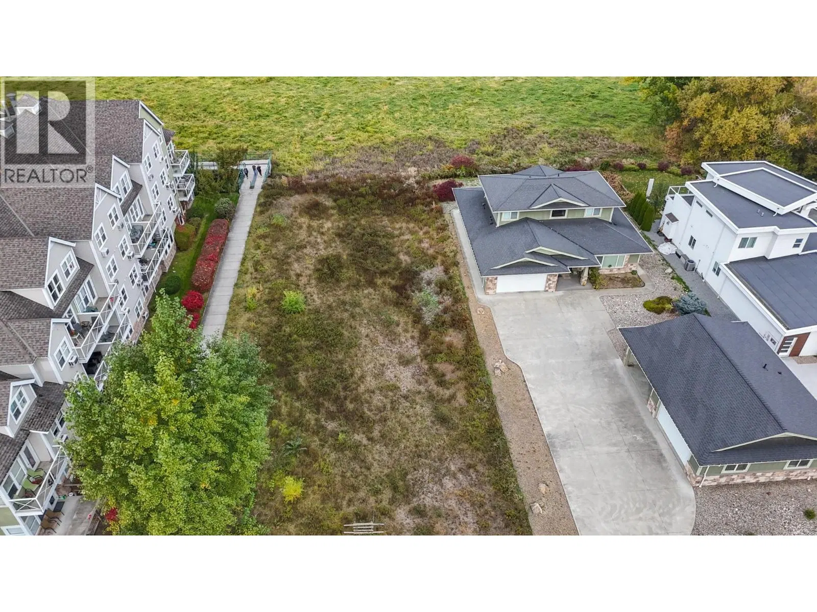 Photo 5 of 13 at 721 Harbourfront Drive