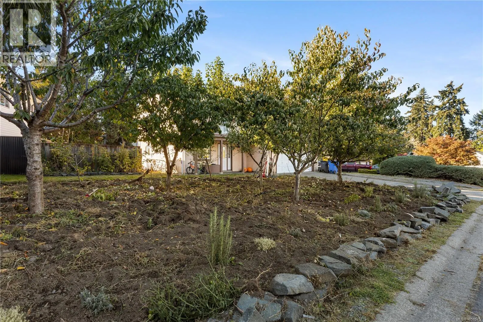 Photo 3 of 46 at 3104 Laurel Grove