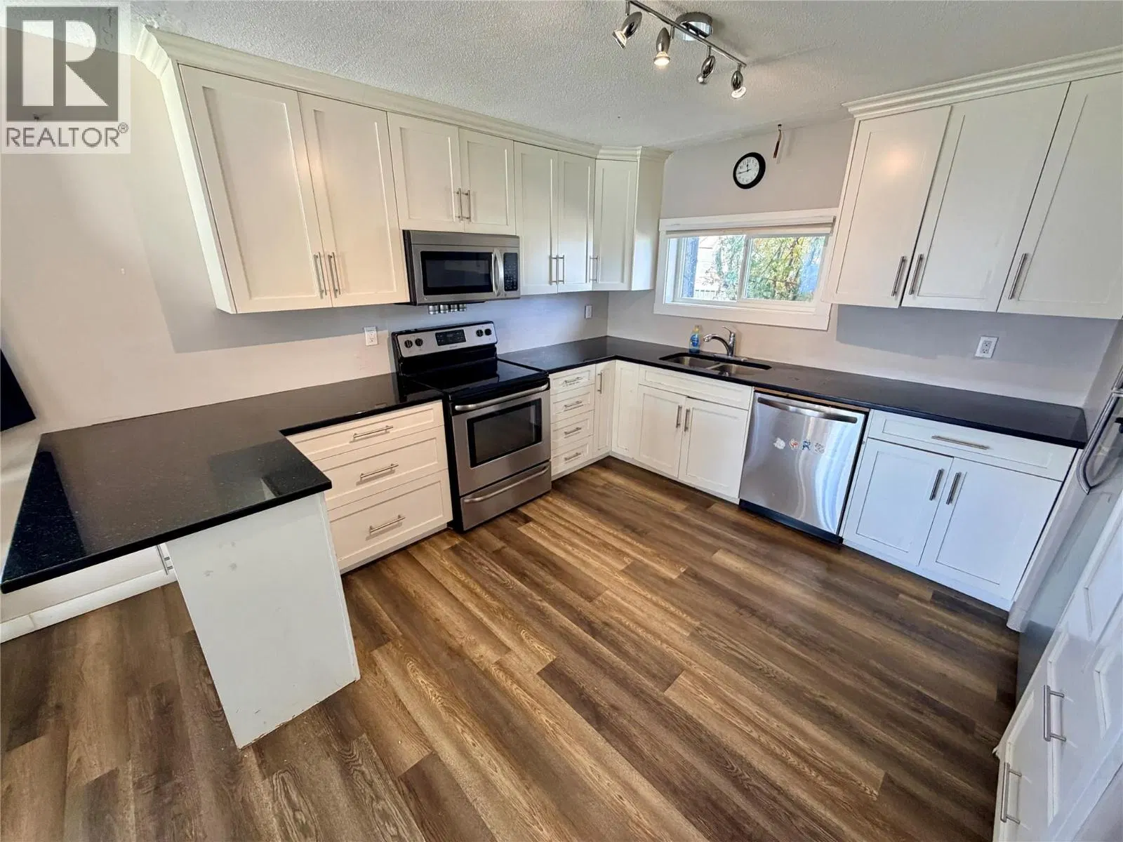 Photo 5 of 26 at 5007 48 Avenue