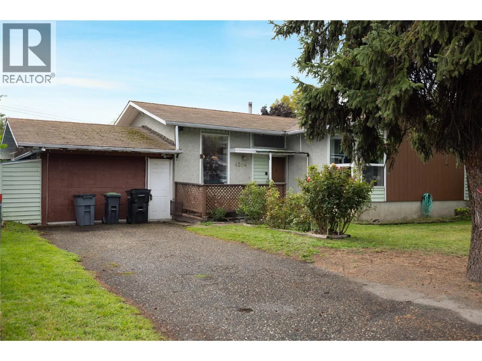 Photo 3 of 40 at 4204 27 Avenue