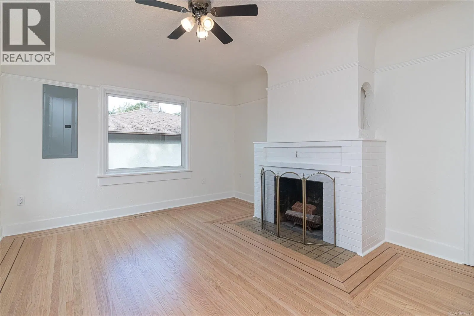 Photo 5 of 42 at 890 Darwin Avenue