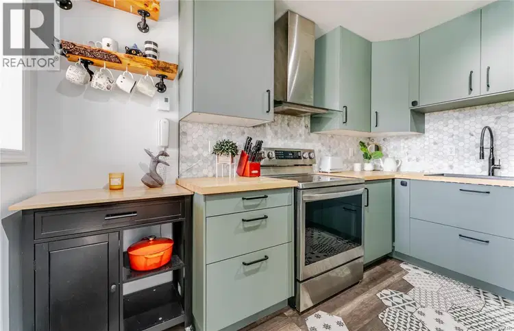 #203 – 3460 Quadra Street