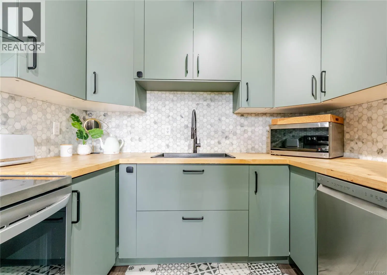 Photo 2 of 38 at #203 – 3460 Quadra Street