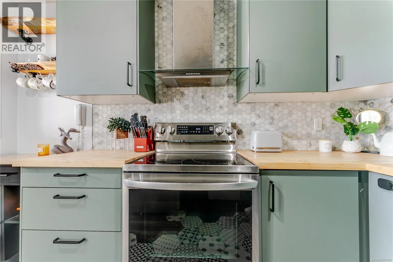 Photo 3 of 38 at #203 – 3460 Quadra Street